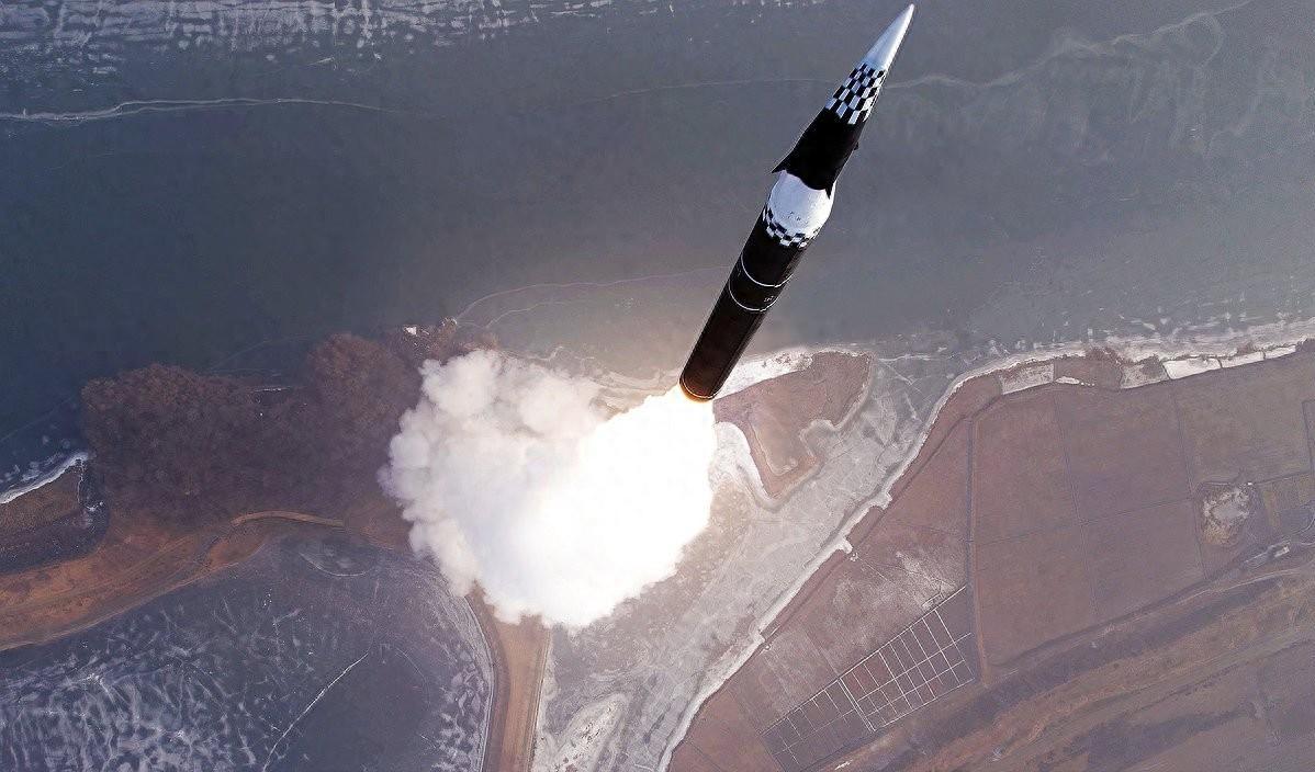 中方担忧成真？11月7日中午，一枚疑似短程弹道导弹从朝鲜平安北道大官郡附近升空，