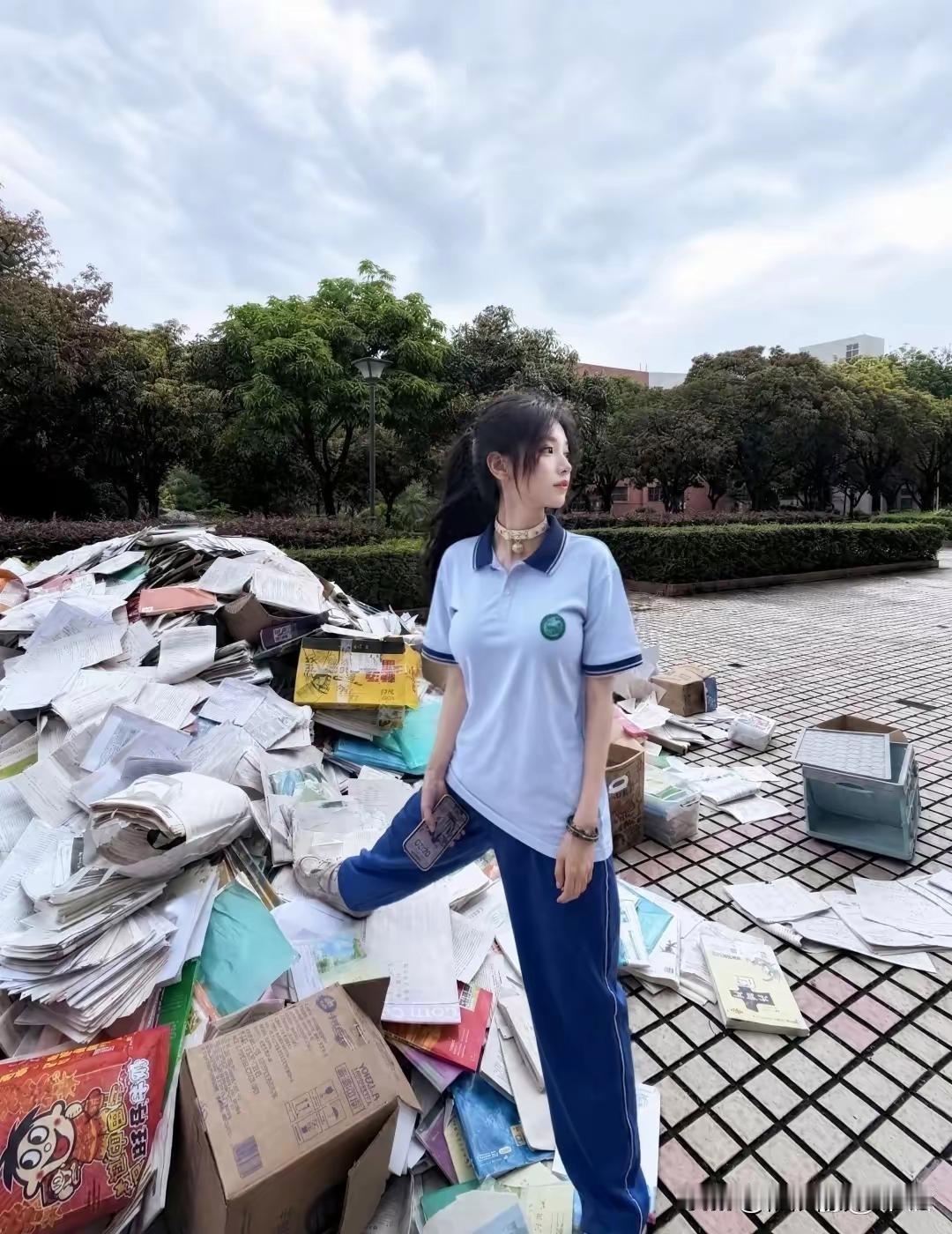 这个女同学，脖子戴个项圈，不知道有什么作用？