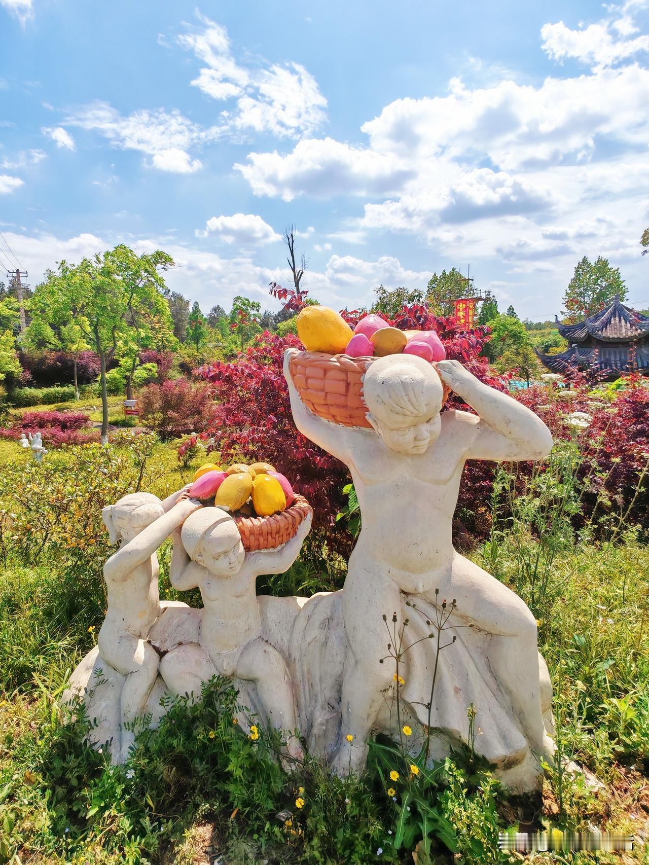 昨天忙起来，一不小心就断更了！
一大早随市区作协，去猫儿沟的花城果乡进行了采风活
