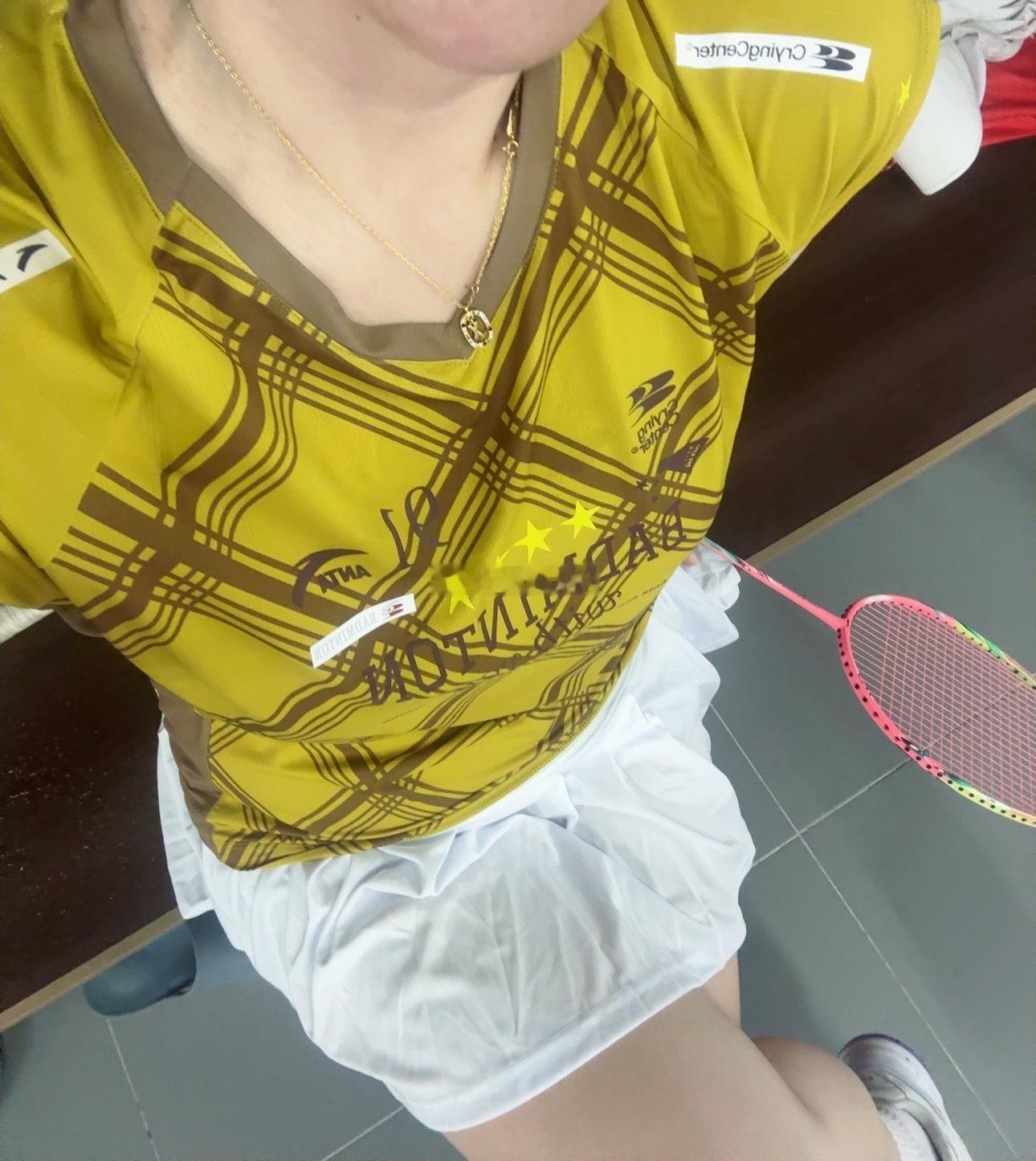 打完球，又跟球友吃了宵夜。（话说安踏和哭喊中心联名的球服真好看）回家路上看到有人