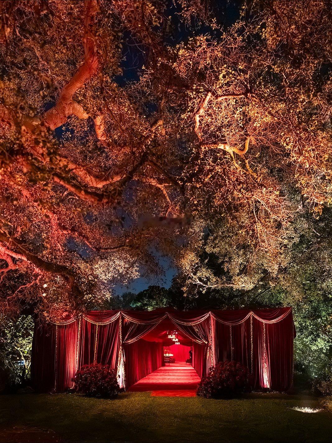 “太后”Kris Jenner70岁生日趴的布置细节👇（场地在贝佐斯的豪宅，看