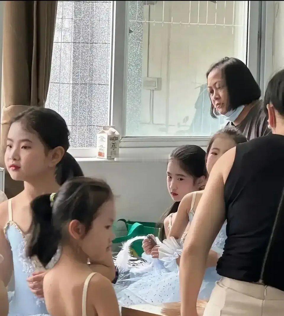 小朋友年纪轻轻，天生就是主角，这美貌以后肯定可以做女明星。 ​​​