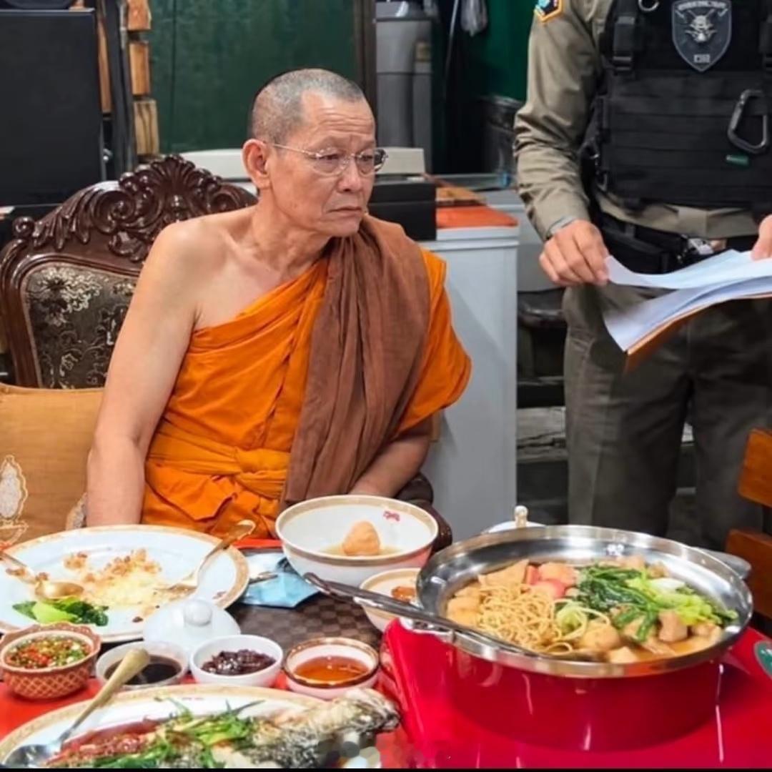 泰国网红僧侣已被还俗剥夺僧籍别人出家是图清净，他是图流水！这下流水和清净都没了，