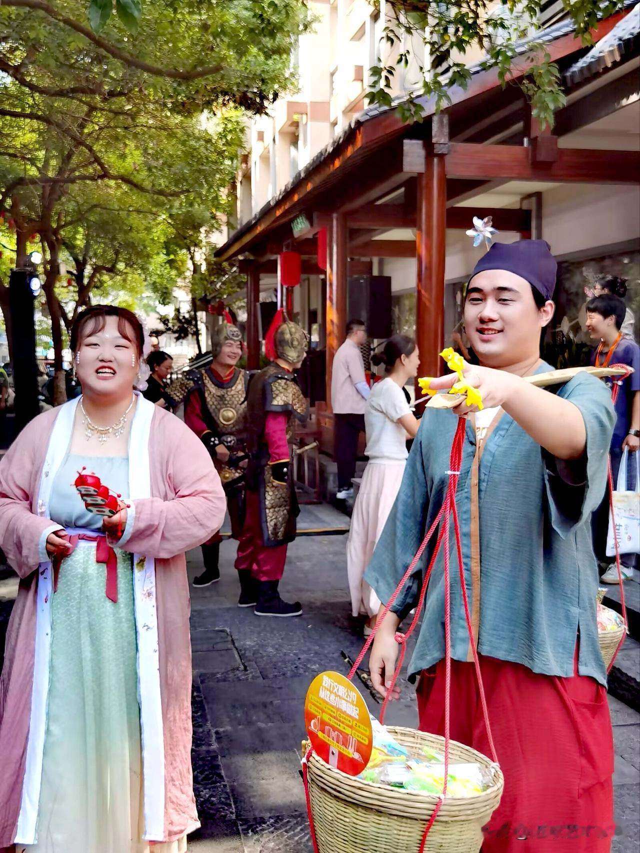 杭州十五奎巷，位于上城区紫阳街道‌，是一条保留老杭州烟火气的历史街巷，适合逛吃、