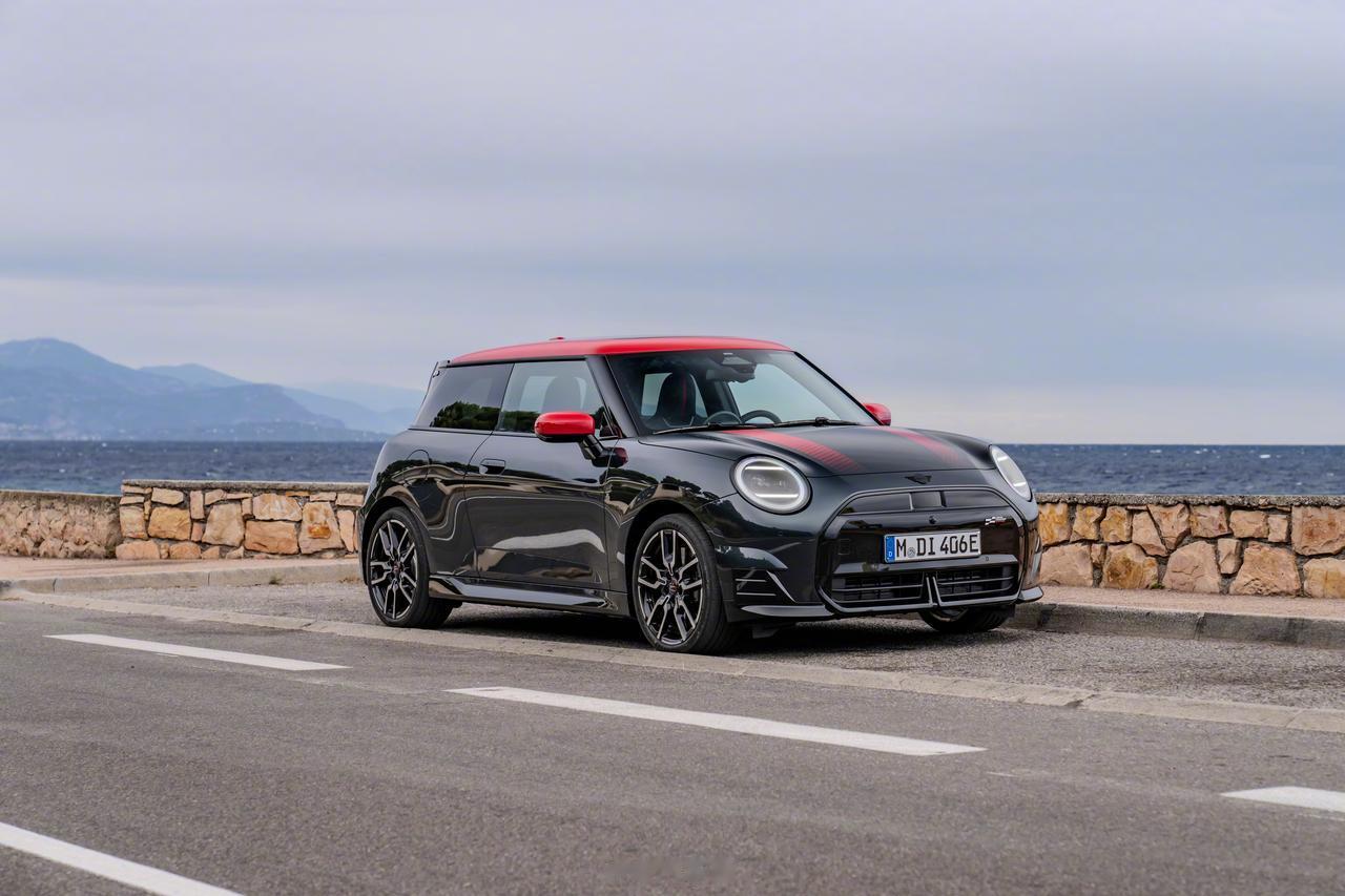 带有JCW套件的MINI Cooper SE 官图发布
动力不变，增加JCW的黑