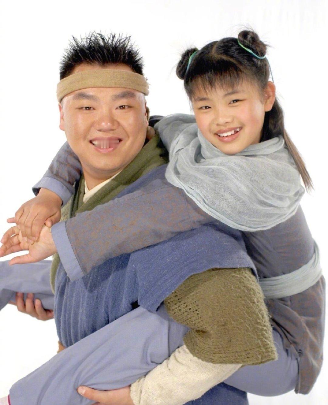 武林外传20年重聚互送拜年礼 以前过年看《武林外传》，图个乐呵。大嘴端菜上桌，邢