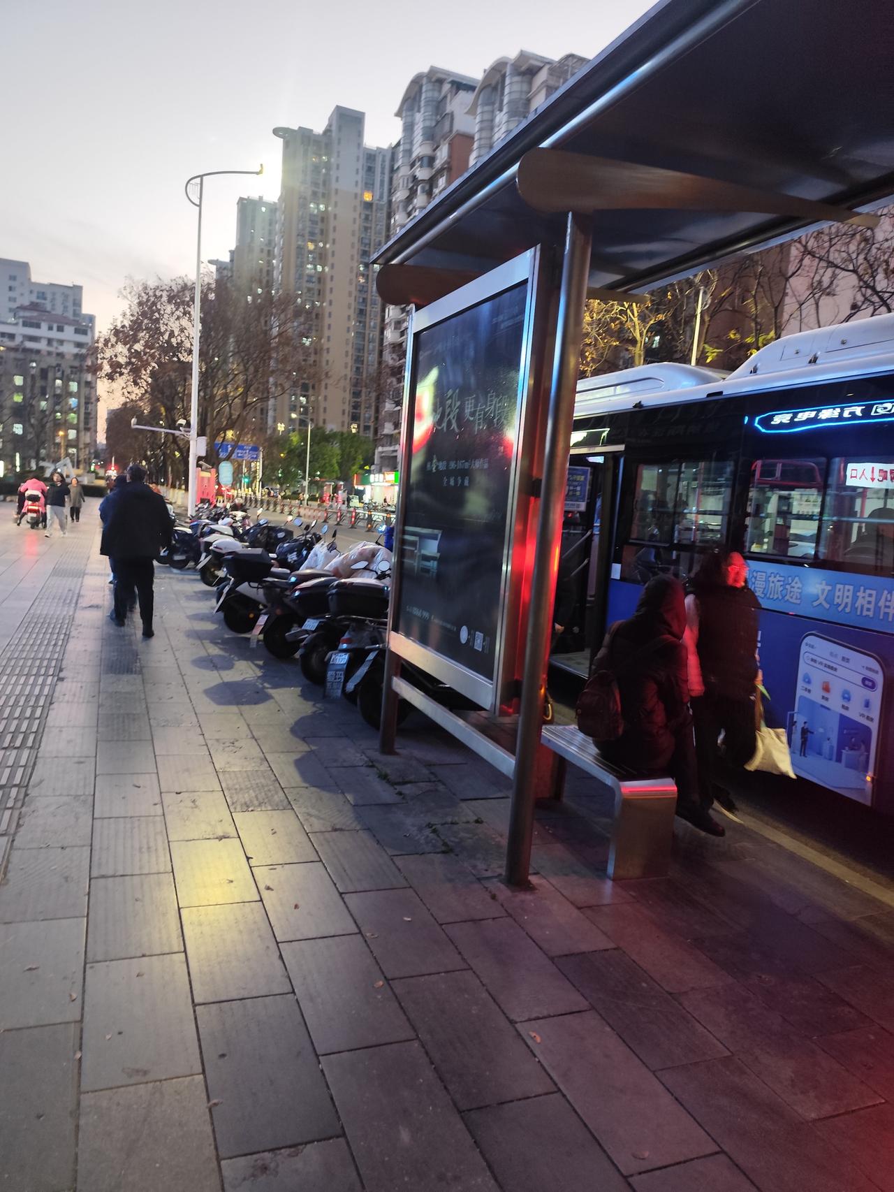 为什么有钱的人基本都想出国?有几种不同的原因，一种是正常的为降低成本，产业资本的