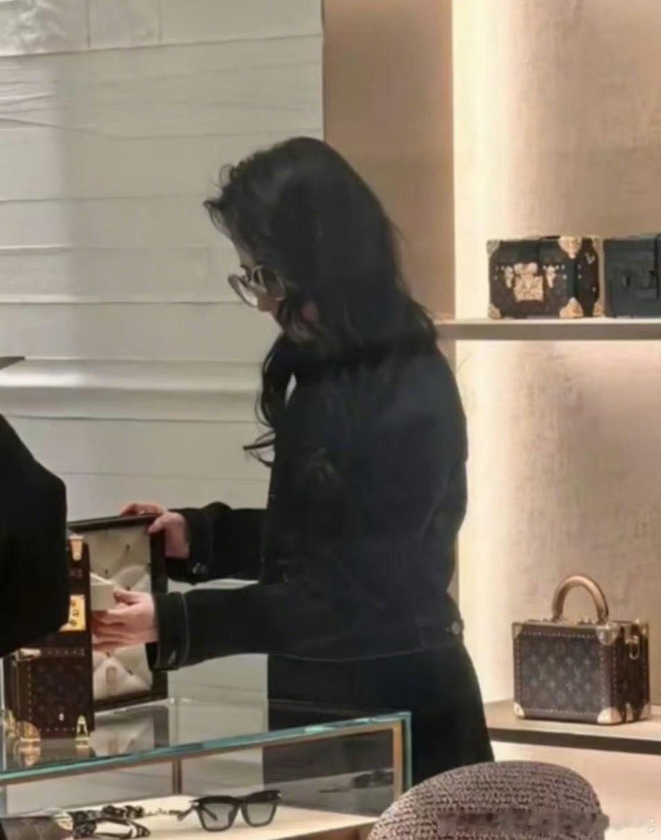 网友北京偶遇刘亦菲购物顶级骨相美女是这样的画面再糊美貌也是清晰的，我也好想偶遇天