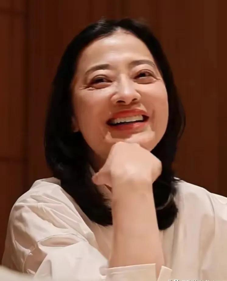 梅婷年终请工作室小伙伴吃高档日料，小伙伴把她拍得显老了，不过也还是很好看。梅婷不