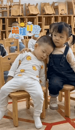刷到幼儿园这段视频很有意思，小男孩上课困得脑袋不停往下垂，差点从椅子滑下去。旁边