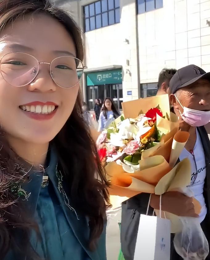 2018年，一山西姑娘，在北京地铁站为一陌生老人指路，并给了100多元现金。哪料