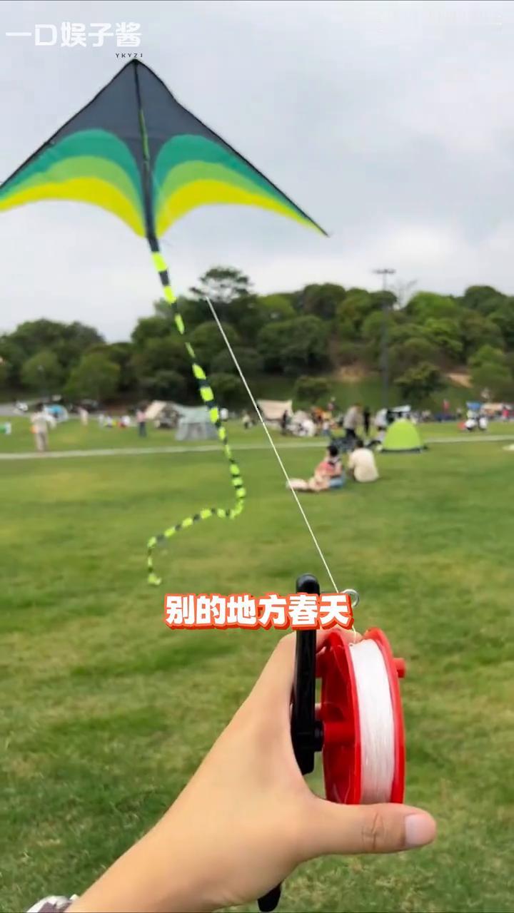 真的要被内蒙古大风笑死。别的地方春天都在悠闲放风筝，内蒙古直接开局放大，全员放飞