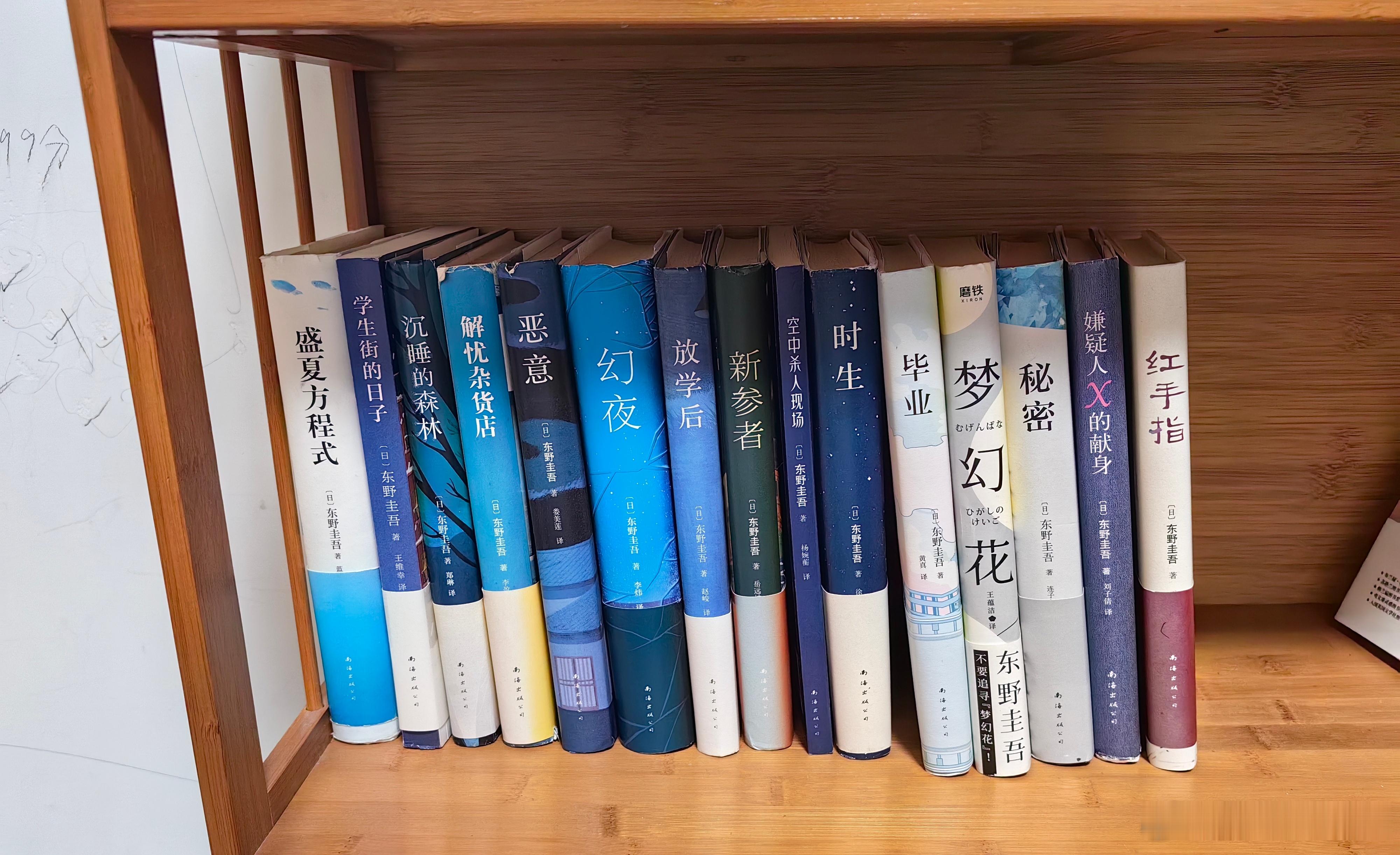 东野圭吾是小小子最喜欢的作家，书架上这些他中学时买的东野圭吾的作品。东野一路走好