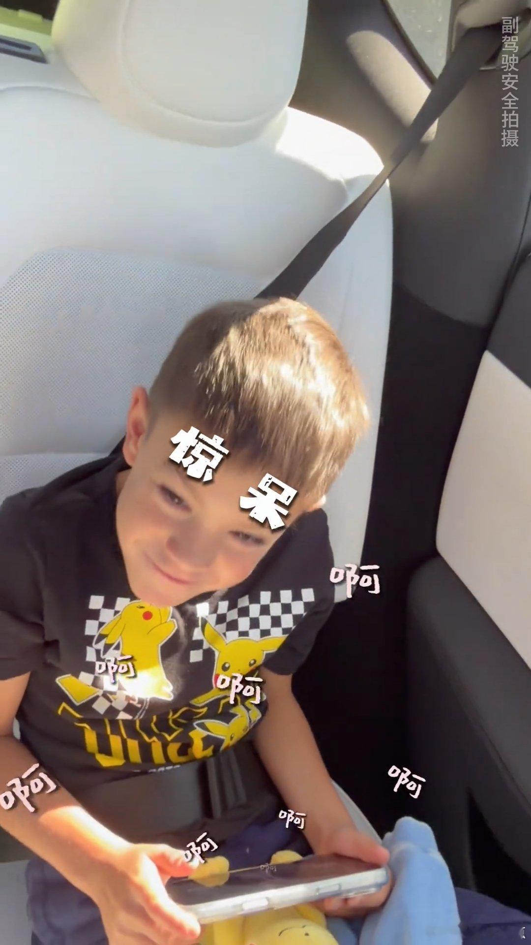 江语晨给孩子们看自己一公舞台江语晨给孩子们看一公舞台 江语晨给孩子们看一公舞台，