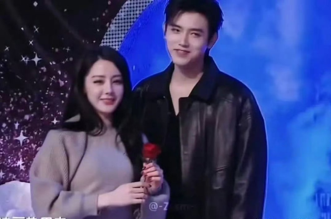 巴巴阿瑟最新的剧宣照 ，他俩咋成这样了？ 