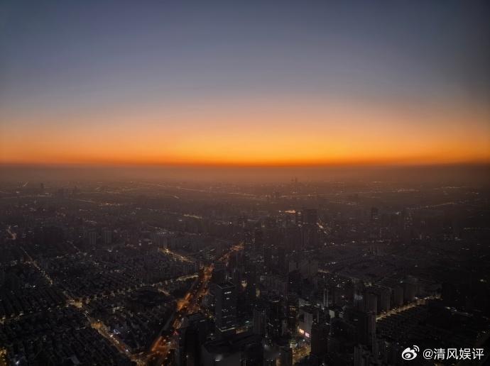 在上海最高点拍下新年首个日出 新年曙光破云，于上海之巅采撷 2025 首轮朝阳，