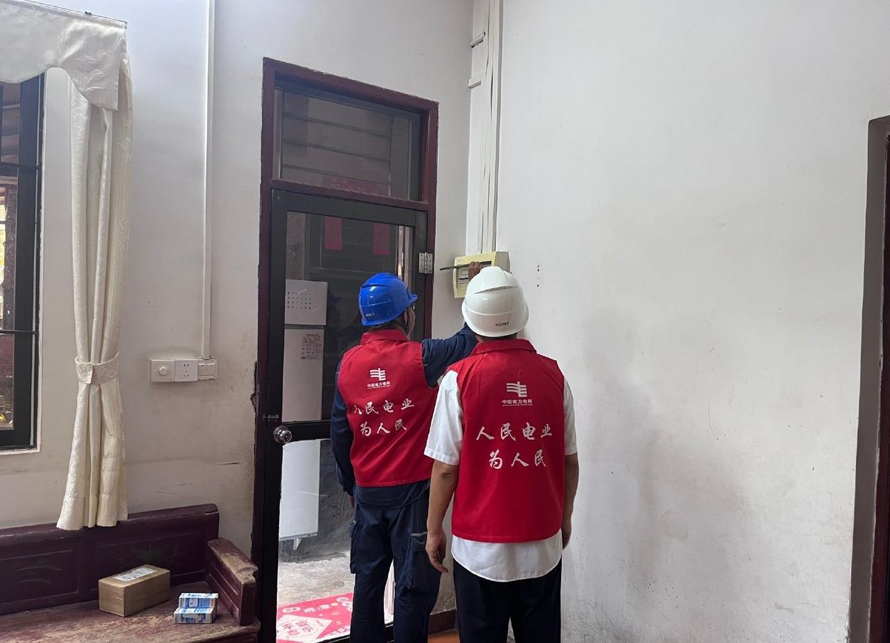【应对强对流 上门排患护桑榆】近日，强对流天气频发，南方电网广东@中山供电 南区