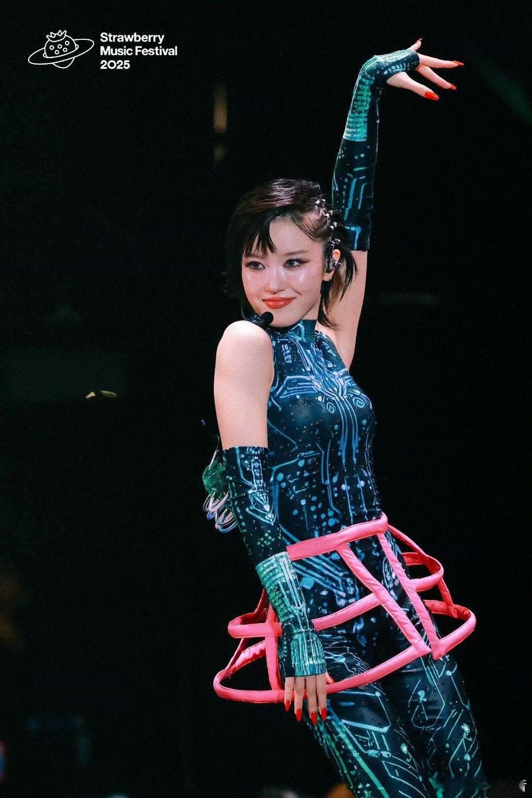 当登场，舞台便成为了一个强大的磁场，吸引着所有人的目光与身体随之舞动。 爱上音乐