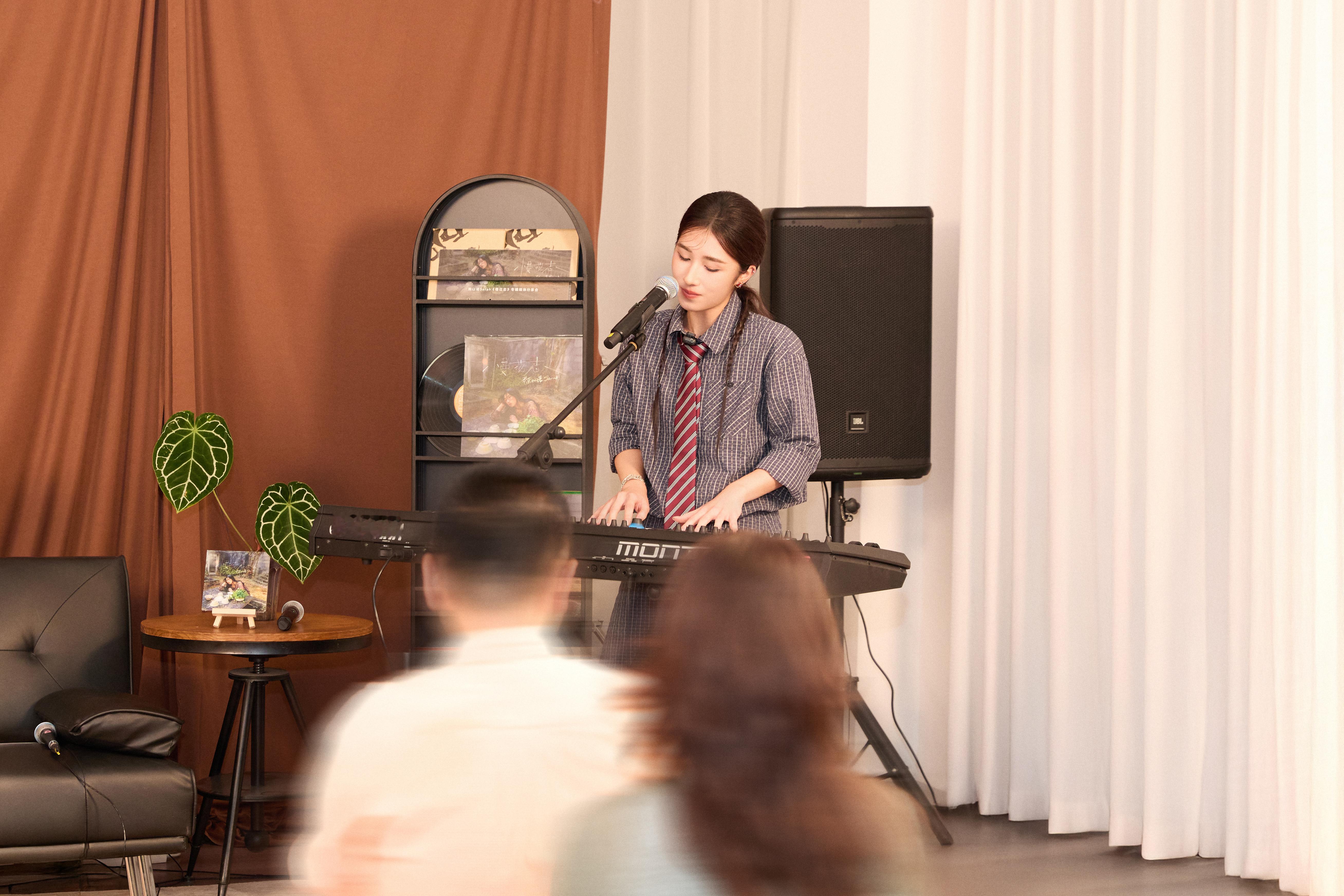 凭借《慢花志》荣获第37届金曲奖最佳客语歌手的陈以诺Sarah，日前举办《慢花志