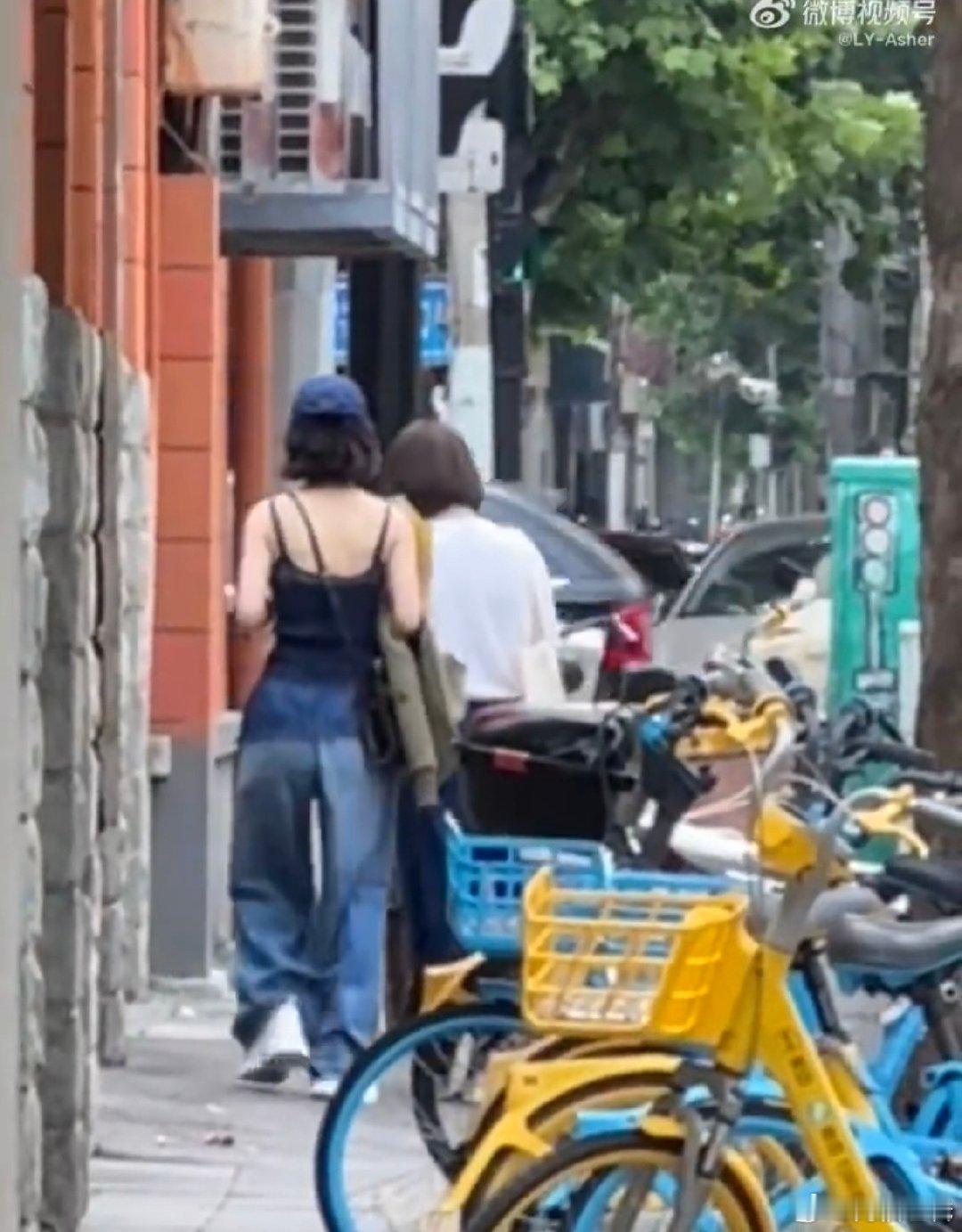 偶遇赵丽颖穿吊带逛街尹新月 赵丽颖 日常状态好绝！偶遇赵丽颖吊带逛街，不得不说吊
