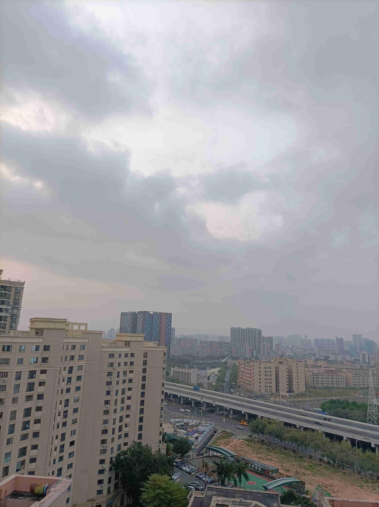 我的今日状态：😁轻松愉快
我这里的天气：🌤️多云:深圳今日雾转多云，气温22