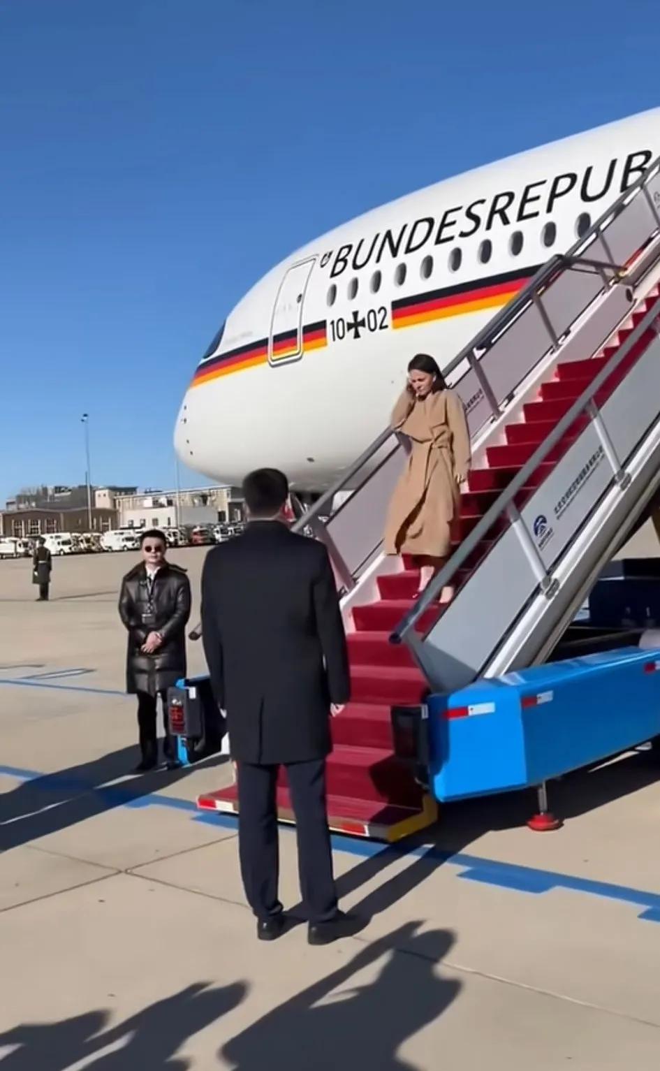 德国外长访华前一刻，还在公开指责中方从经济及军事上援助俄罗斯
上次来穿睡衣，这次