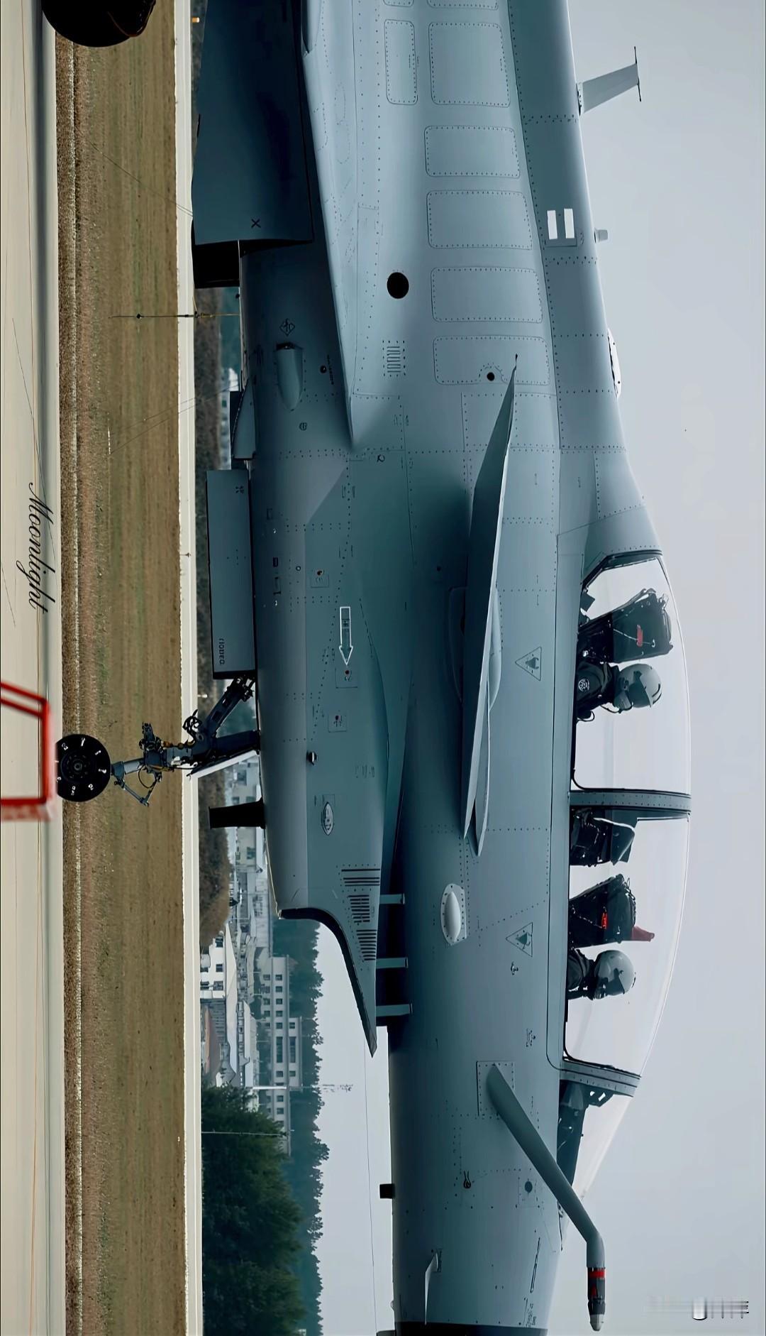 近距离实拍歼-10S！这才是中国战机的硬核颜值天花板
 
谁懂啊！当歼-10S双