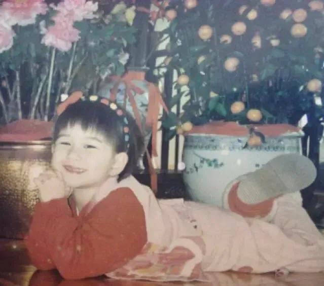 何超莲应该是原装美女，她从小到大没什么变化，都是大眼睛高鼻梁的混血美女，毕竟赌王