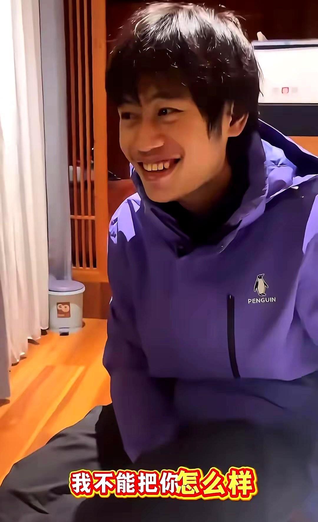 “劈了三天柴火结果比赛腰斩”，昨晚@荒野求生X在官博丢下一句“因天气原因赛程调整