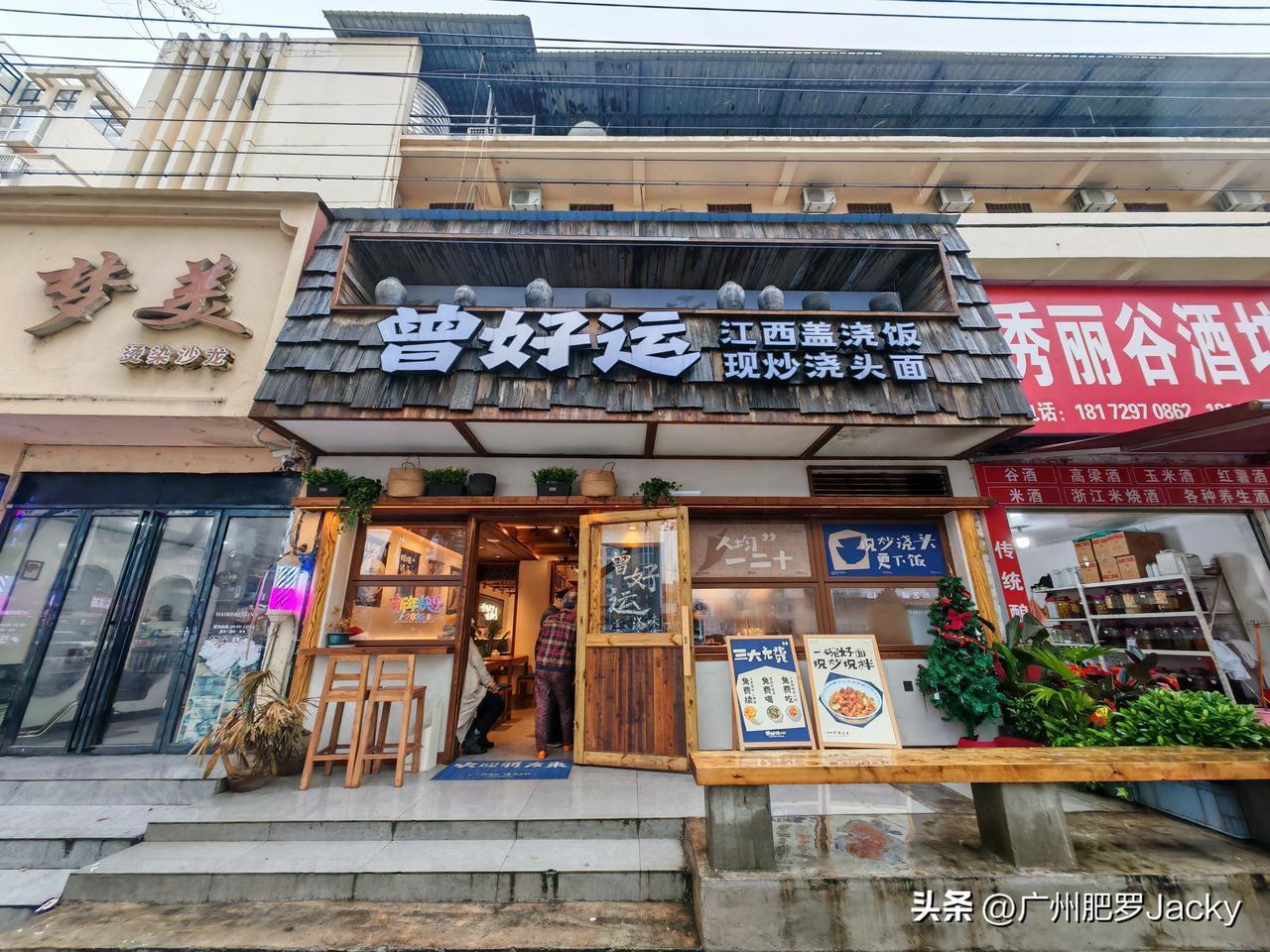 路过，被店里飘出来的香气诱惑的走不动道，直入。辣椒炒肉和辣椒炒蛋，这在江西应该是