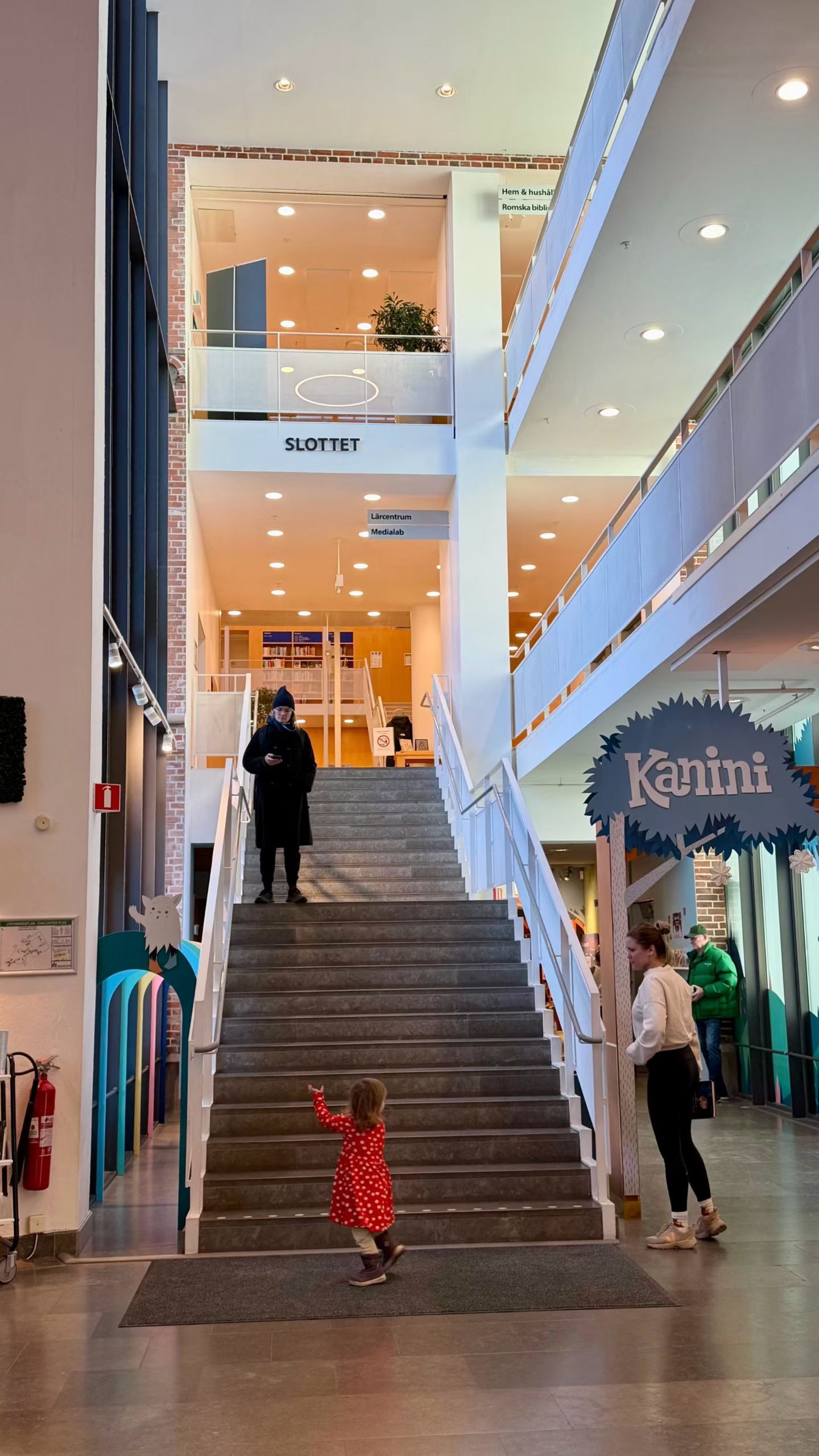 这里是马尔默市立图书馆，1905年就开馆啦！老城堡、光之日历新馆还有圆柱楼凑一块