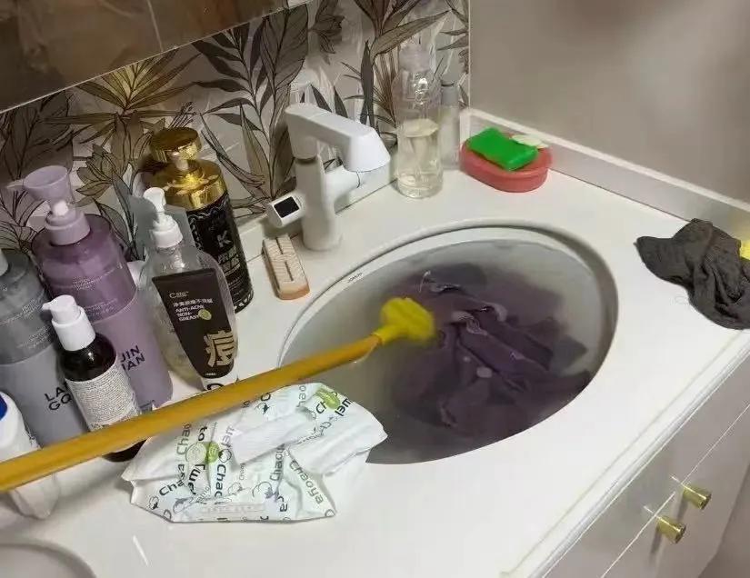 人到了中年再刷这篇爆火的婆媳吐槽，
最大的扎心，
不是婆婆有多不讲卫生，
是我居