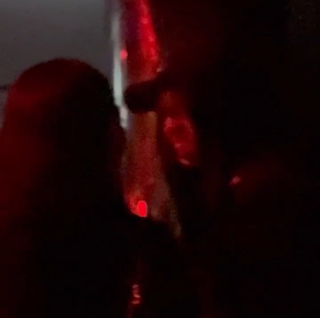 徐明浩在夜店搂美女夜店不比队友吵嘛，这时候不嫌吵了啊😂因为队友都是一群男的没有