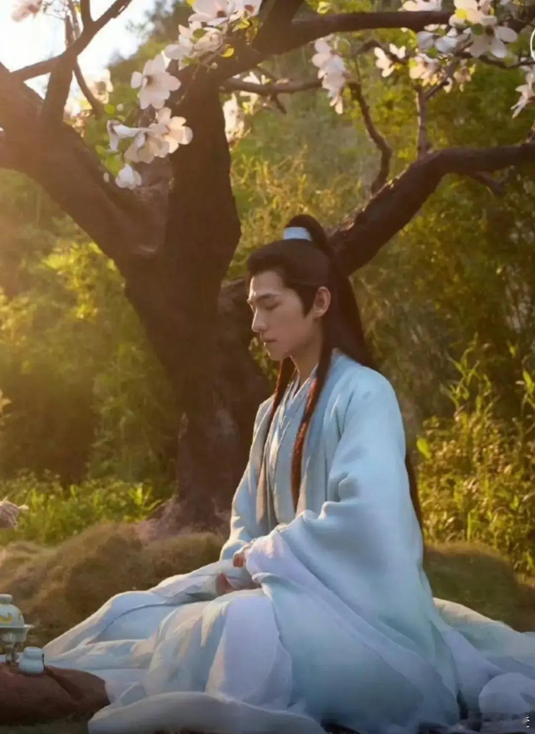 看了杨洋演的《凡人修仙传》，我才惊觉他有个“甜蜜的烦恼”——长得实在太帅啦，帅到