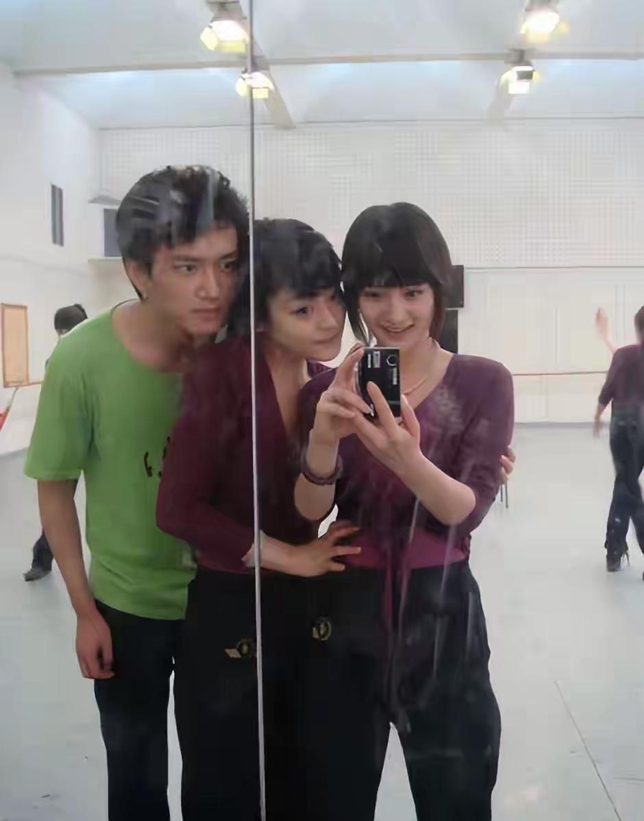 18岁杨幂北电形体课旧照疯传！婴儿肥配厚刘海，青春感溢出屏幕。
 
画面里的她顶