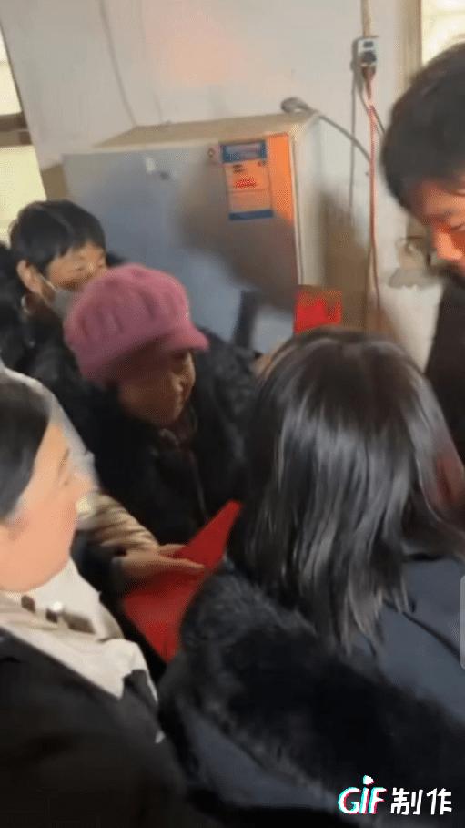 解清帅被亲戚红包雨阵仗吓到，根本推不过来。
解总带解清帅回老家认祖归宗祭祖，见了