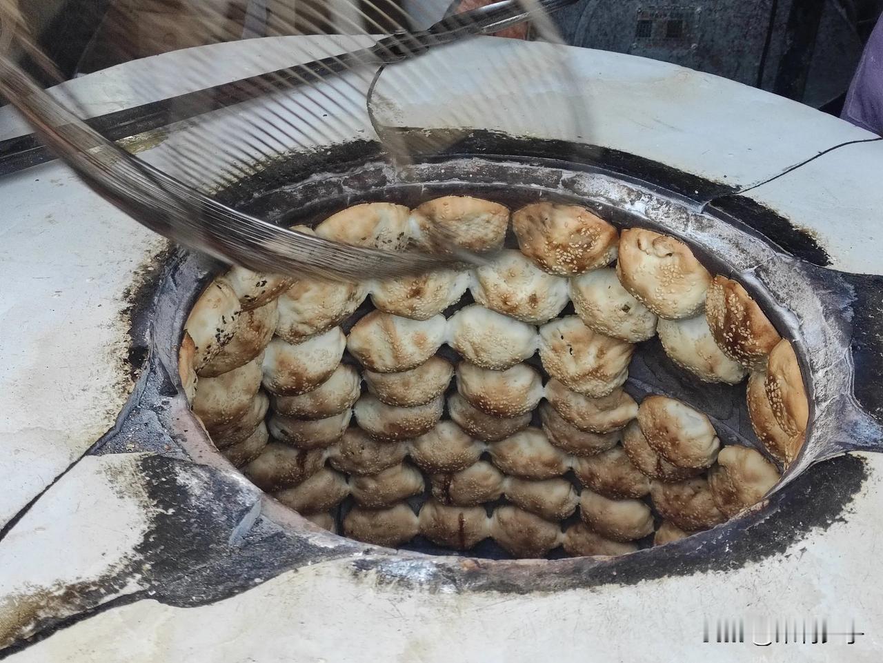 福州西洋路小何永泰葱饼，路过几次都不刚好没吃成。
今天来的正好等几分钟就出炉了，