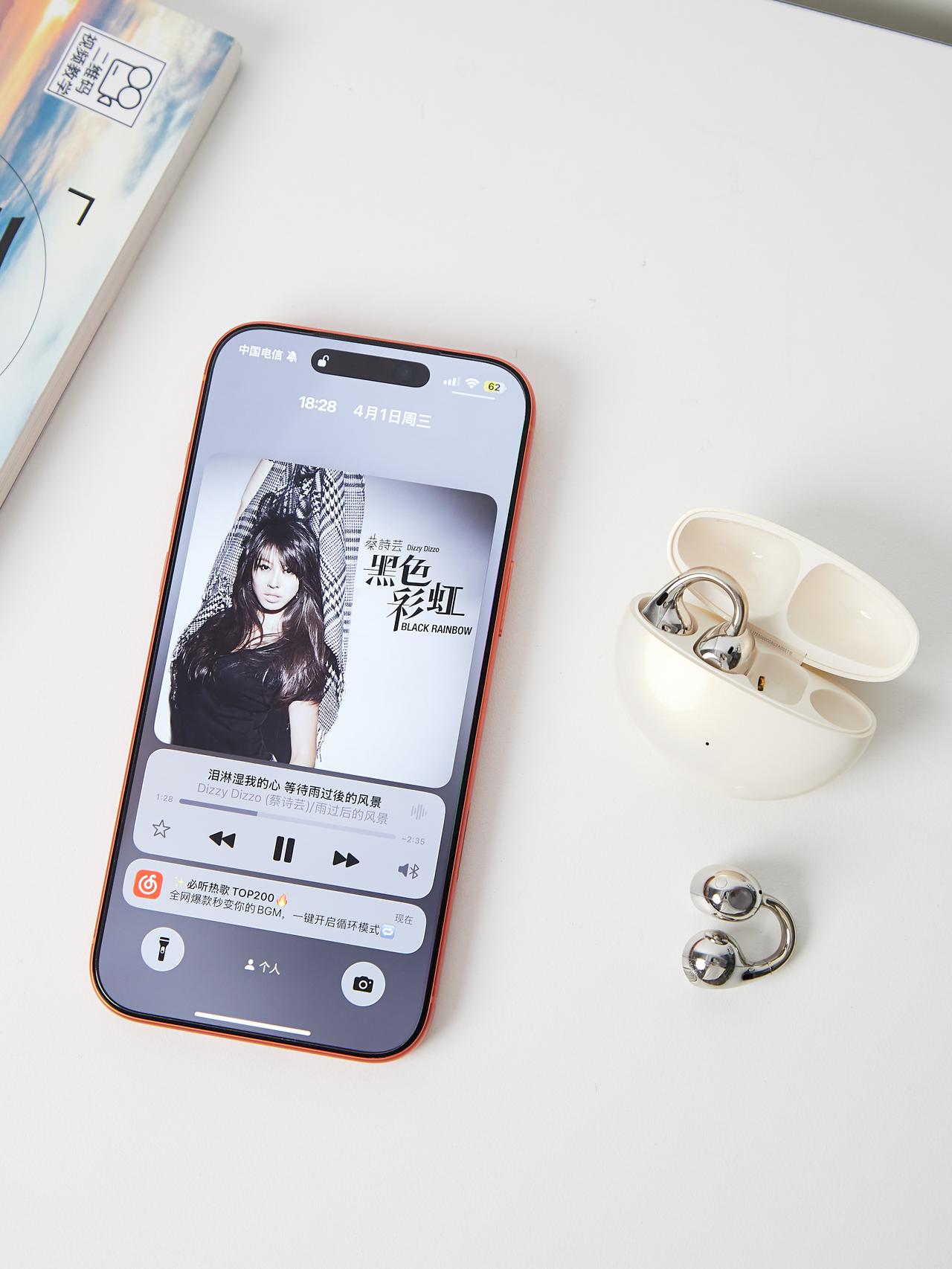 给iPhone弄的新搭子，OPPO新耳夹耳机好爱~

这回是提前拿到了🎧莎莎同