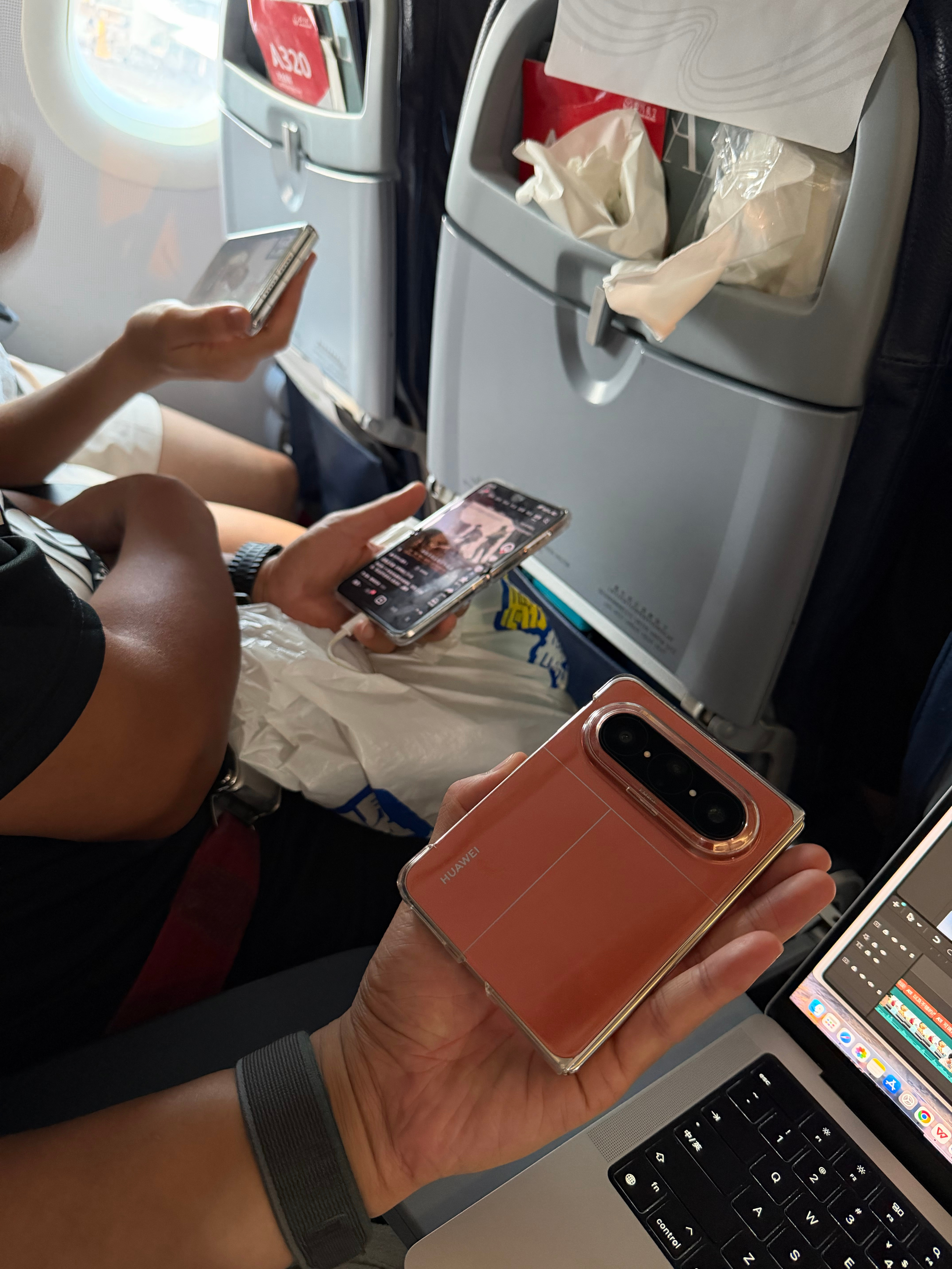 重庆✈️青岛，偶遇一家五口大 中 小 三个儿子坐前排🙉小两口跟我坐一排这还不算