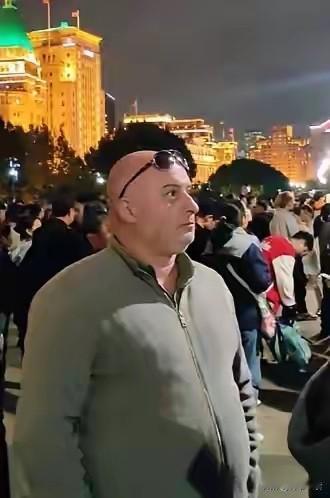 为什么很多外国人到了中国后不笑，尤其看到外滩、洪崖洞等，全都表情严肃地看着中国的
