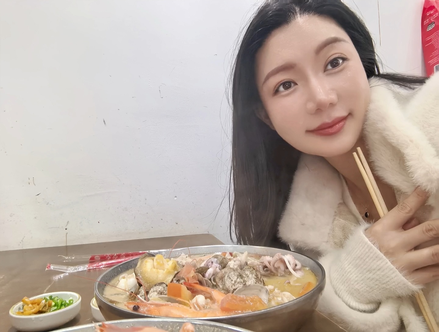 昨晚上我去吃的粉店今天中午排队都排到外面的公交站了还好我昨天吃了