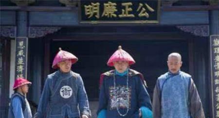 咸丰年间，一县令好友不幸去世，他让仆人带去 300 两银子。仆人回禀：银子已给他