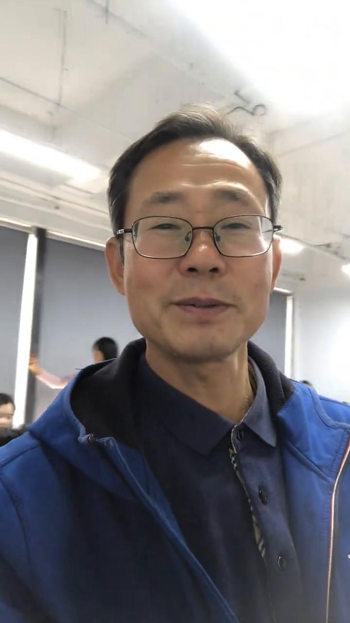 今天是三月二十一，我们在实习小班沙龙共同学习ai的制度，有小程序可以演变成直接的