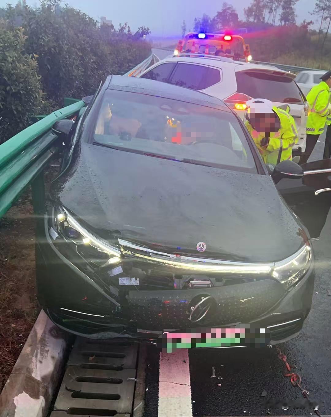 武汉张女士花67万购奔驰试驾车，高速被追尾致车辆几乎报废且无责，今年投保车损险5