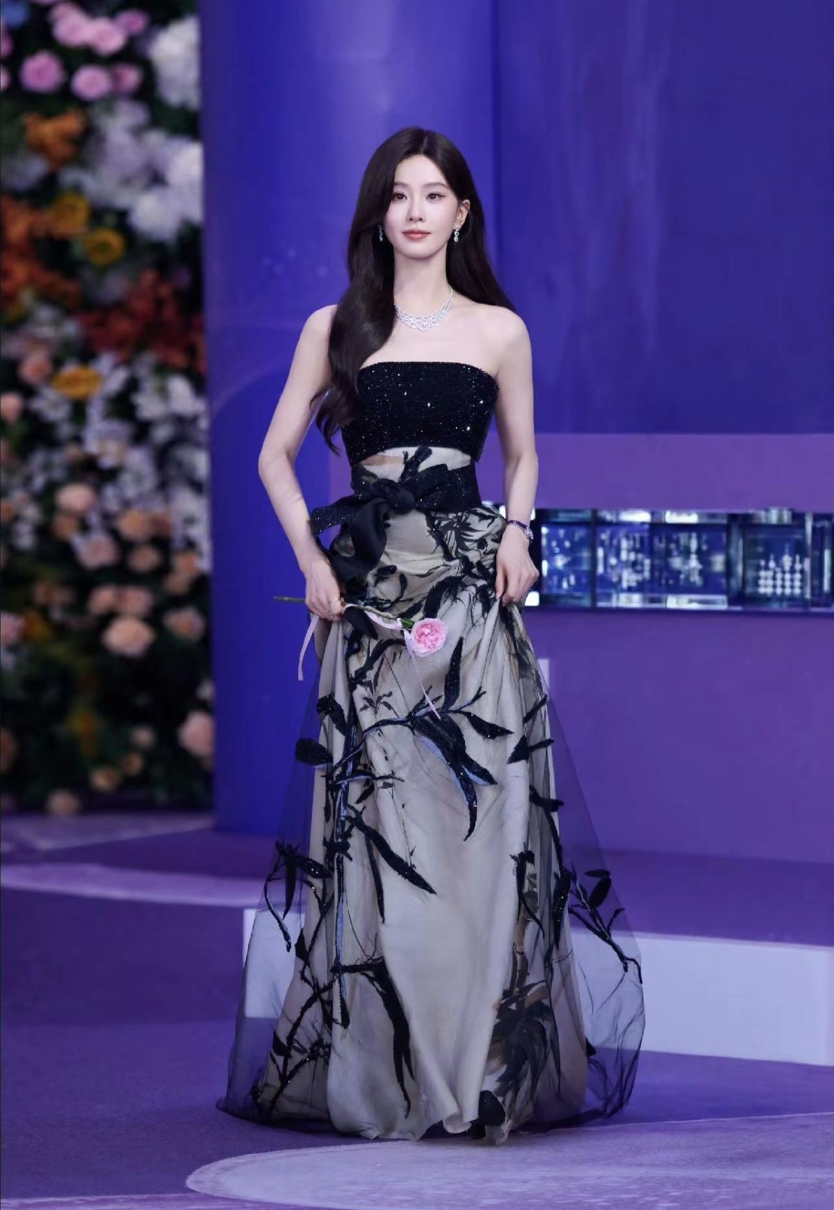 刘诗诗持粉玫瑰亮相红毯，温婉雅致，东方气韵拉满[比心]手捧玫瑰的刘诗诗，温婉大气