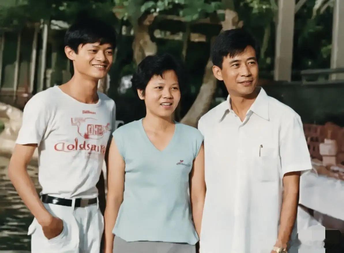 1986年，马云一家三口的珍贵留影。那一年他22岁，虽未成名，却难掩少年意气。谁