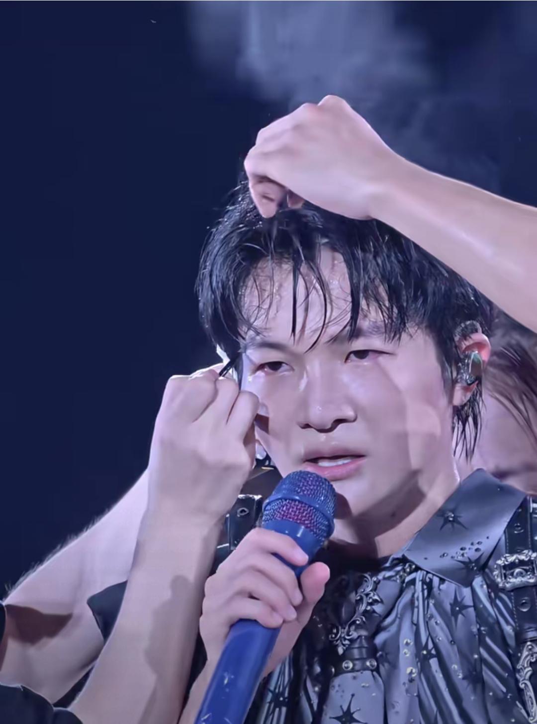 钱难挣啊！明星也是如此，你看周深演唱会，下那么大雨，都还要坚持下去，休息片刻，还