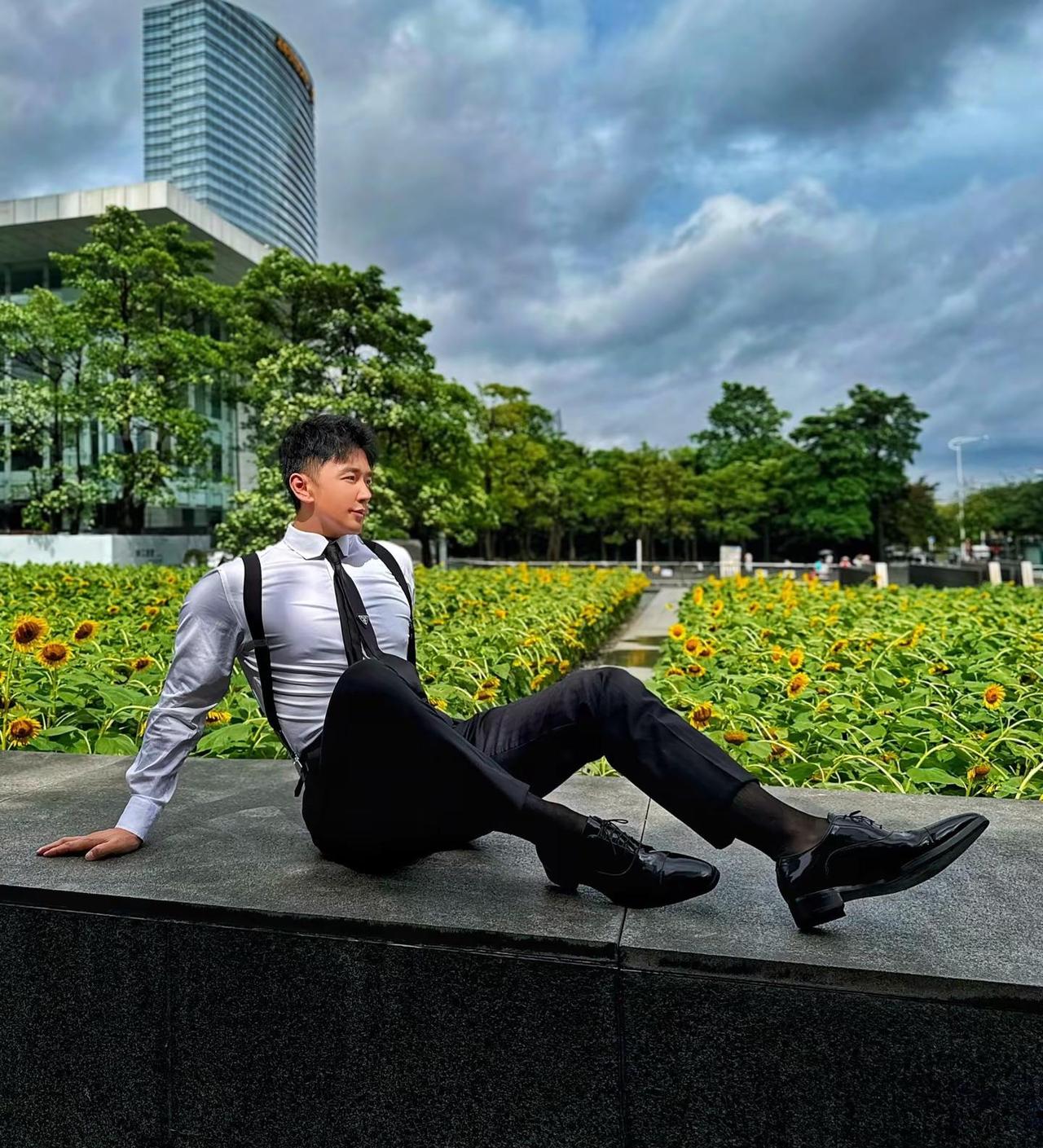 正装出差广州ootd:阳光下的黑皮鞋更加闪亮皮鞋黑袜正装 黑袜皮鞋 皮鞋黑袜
