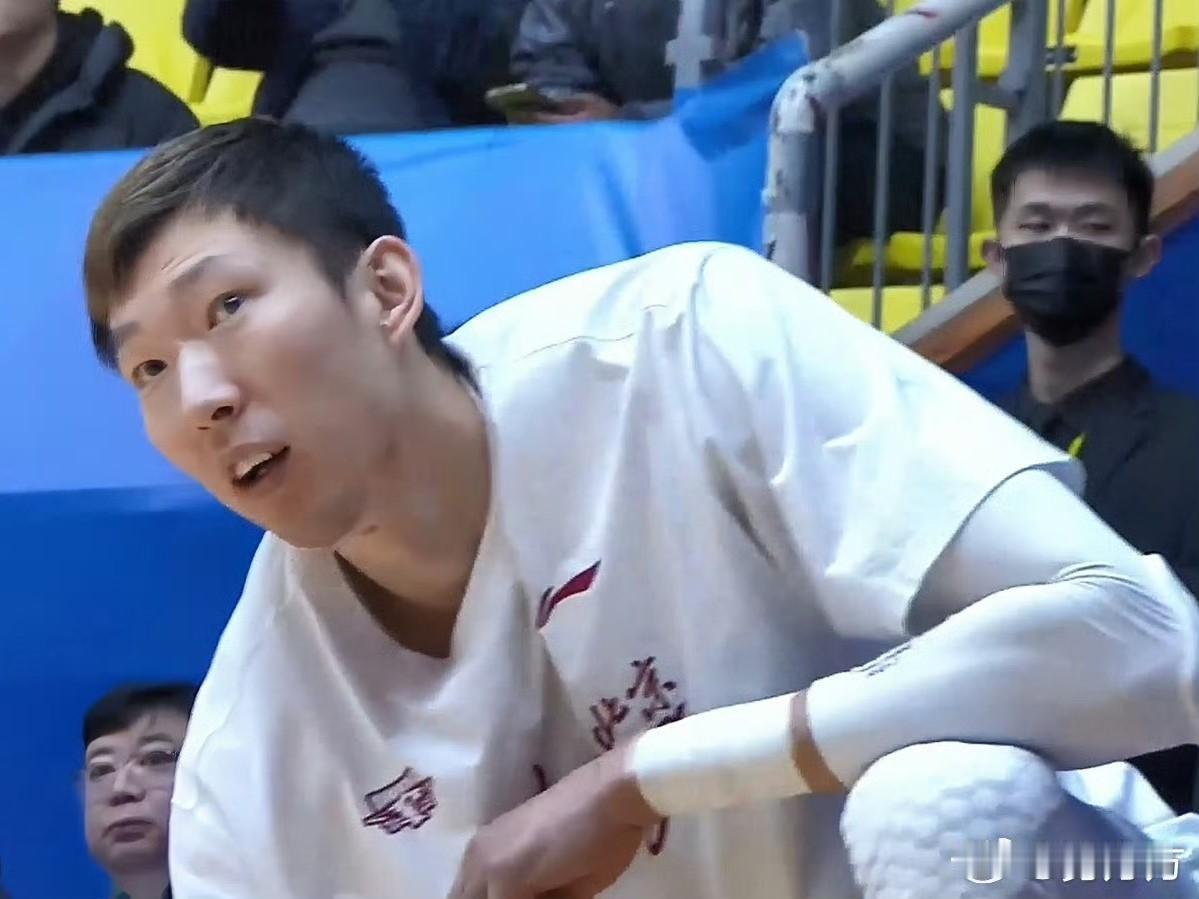 周琦出战新疆成疑…周琦打四川那场仅仅打了7分钟就提前下班了，可赛后却传出不好的消