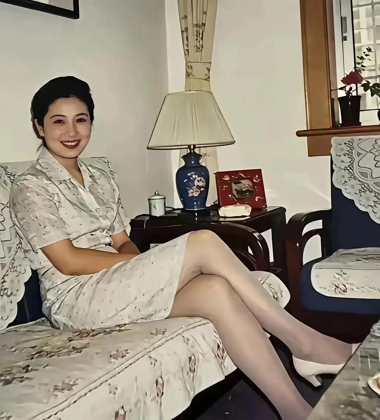 这张老照片里，90年代的着装和家居陈设已属上流了吧！